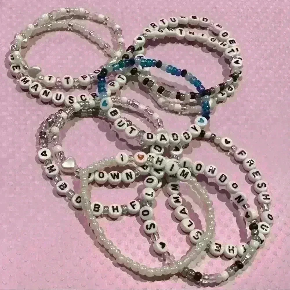 Pack of 20 friendship bracelets to wear or trade - Picture 2 of 3